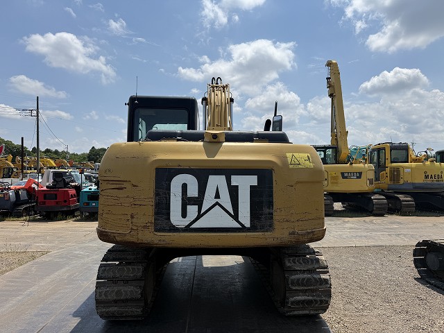 Caterpillar 312D, detalle frontal con logo CAT