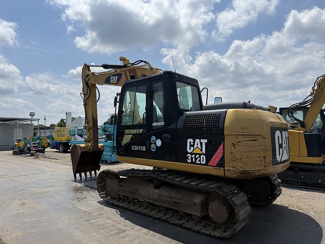 Caterpillar 312D, vista tres cuartos frontal