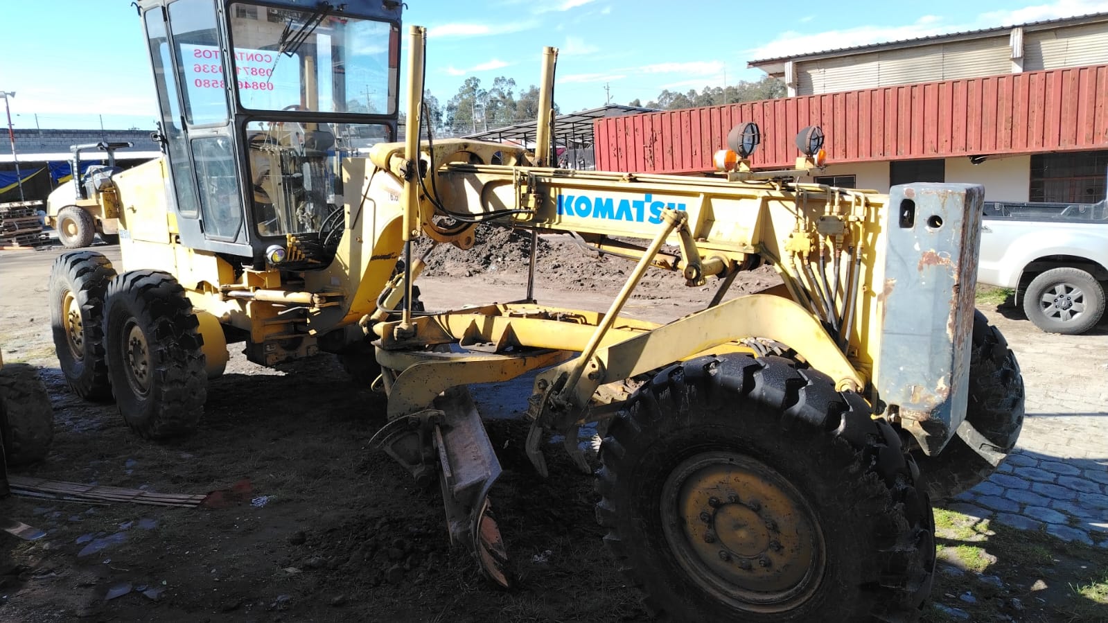 Komatsu GD511A-1, detalle de la hoja y herramientas de corte