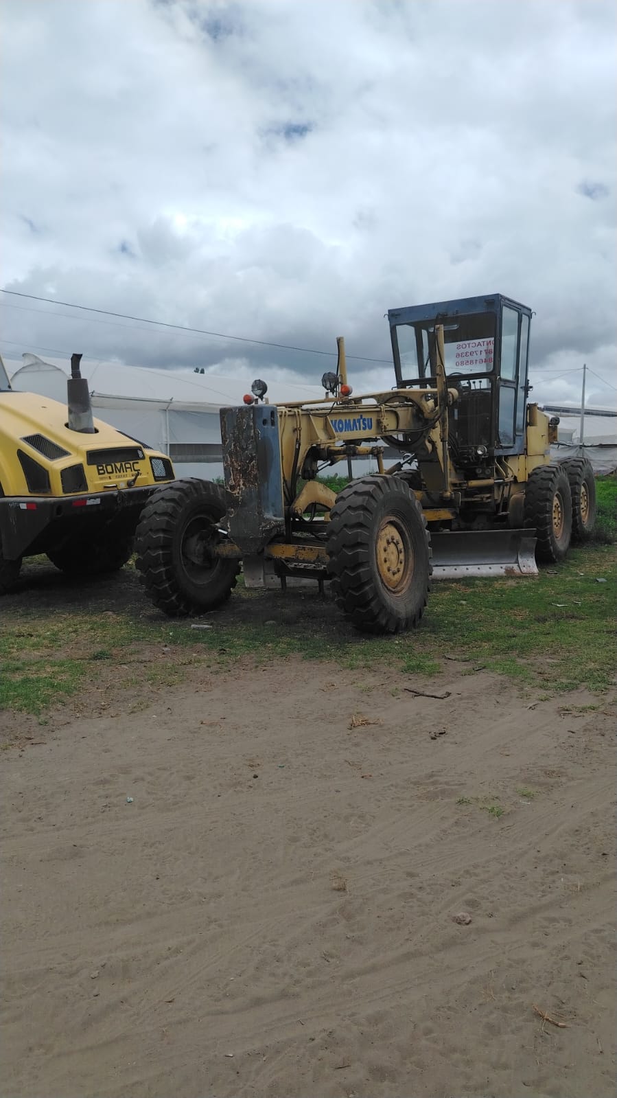 Komatsu GD511A-1, vista general junto a otra máquina