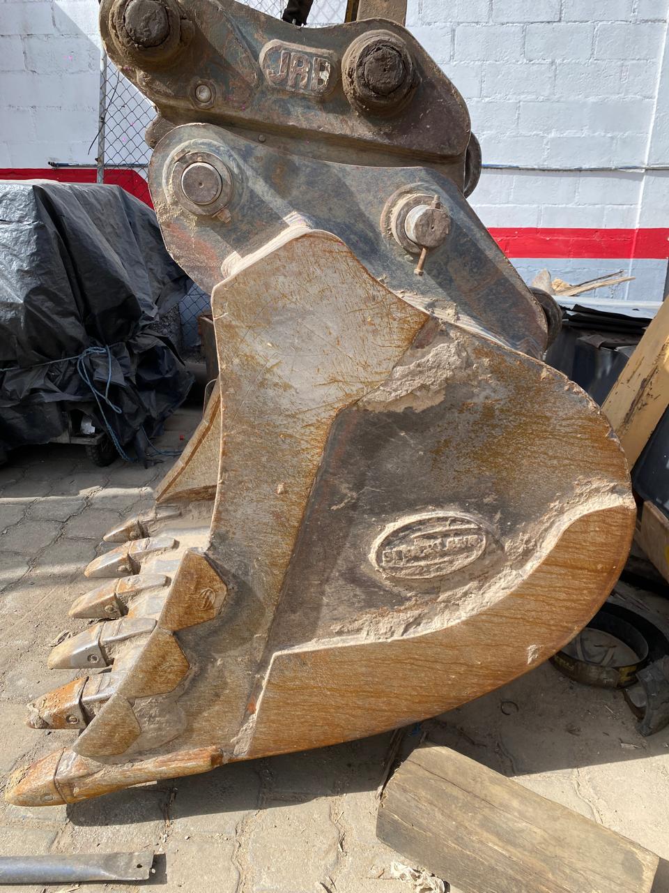 Komatsu PC228USLC, cucharón con acople rápido JRB