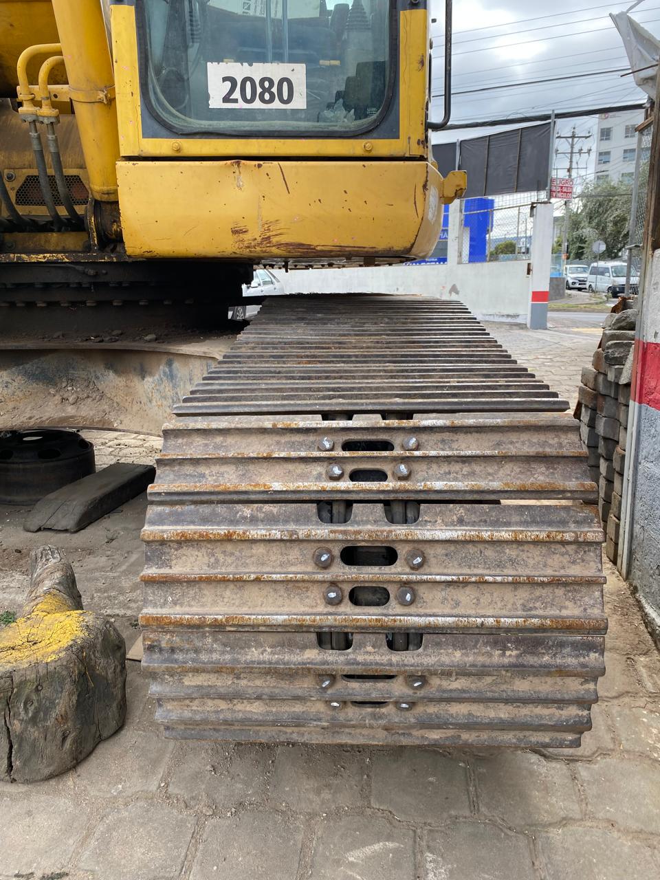 Komatsu PC228USLC, detalle del tren de rodaje